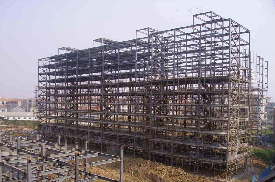 高平高层钢结构的支撑布置与构造应该符合哪些要求